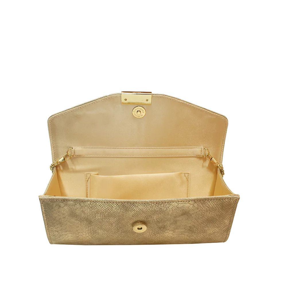 Gouden Design clutch met envelopklep en goudkleurige sluiting, in open stand