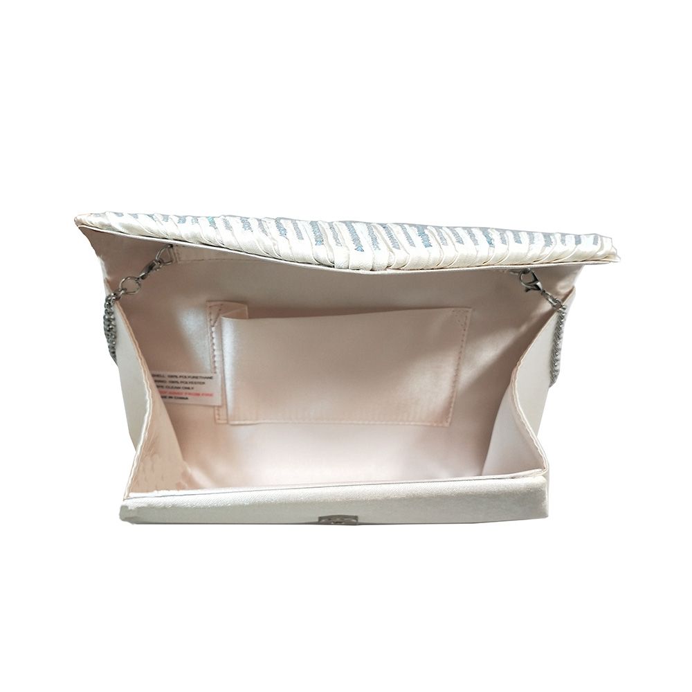 Ivoorkleurige Glamour clutch met pailletten versierde klep, in geopende stand