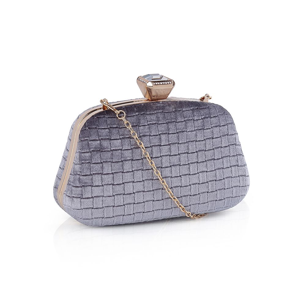 Zilverkleurige Fluweel clutch met diamant style sluiting, zijaanzicht