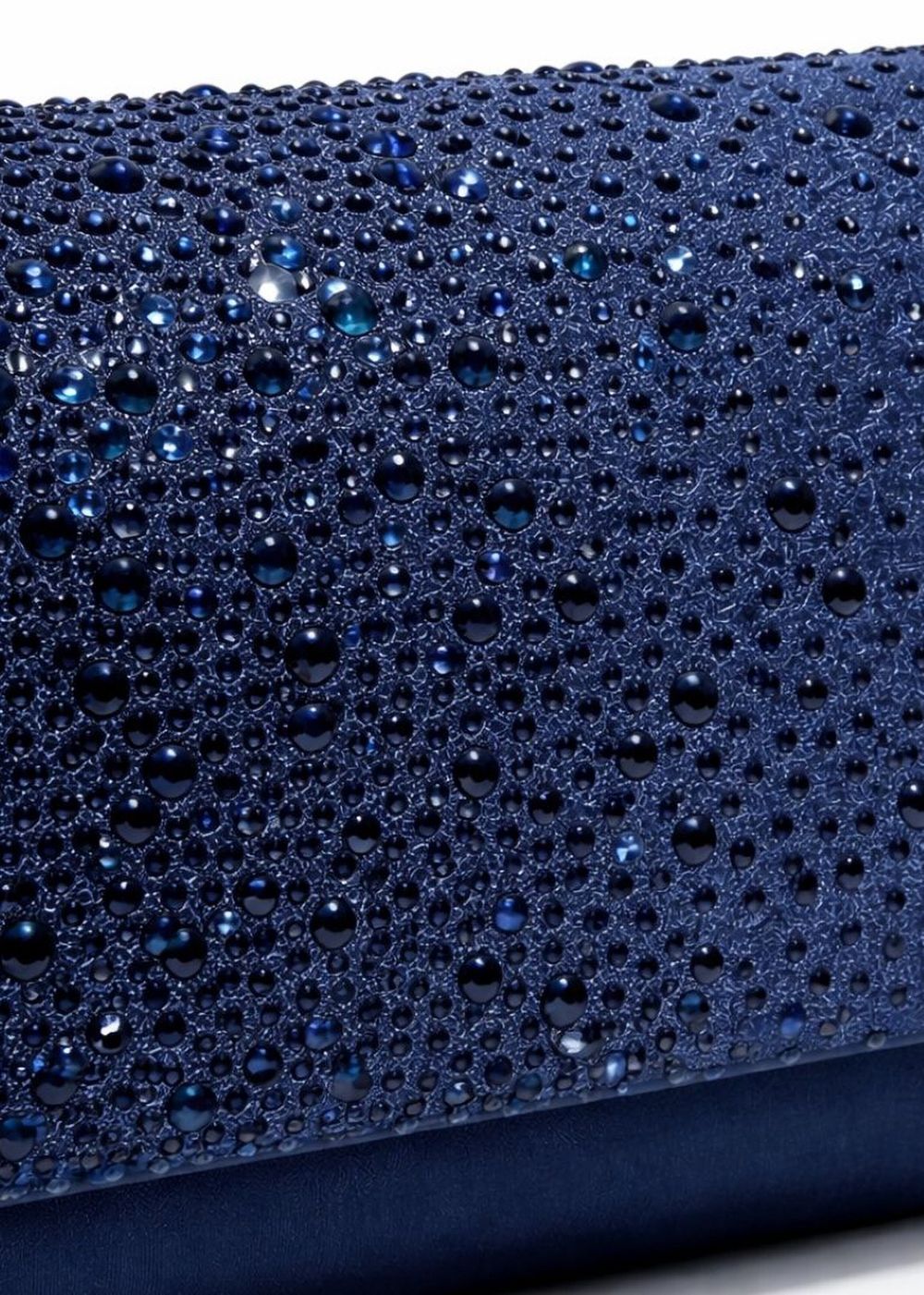 Close-up van de Navy blauw enveloptasje rijkelijk versierd met glazen halve bolletjes, welke druppel gewijs zijn verspreid over de klep