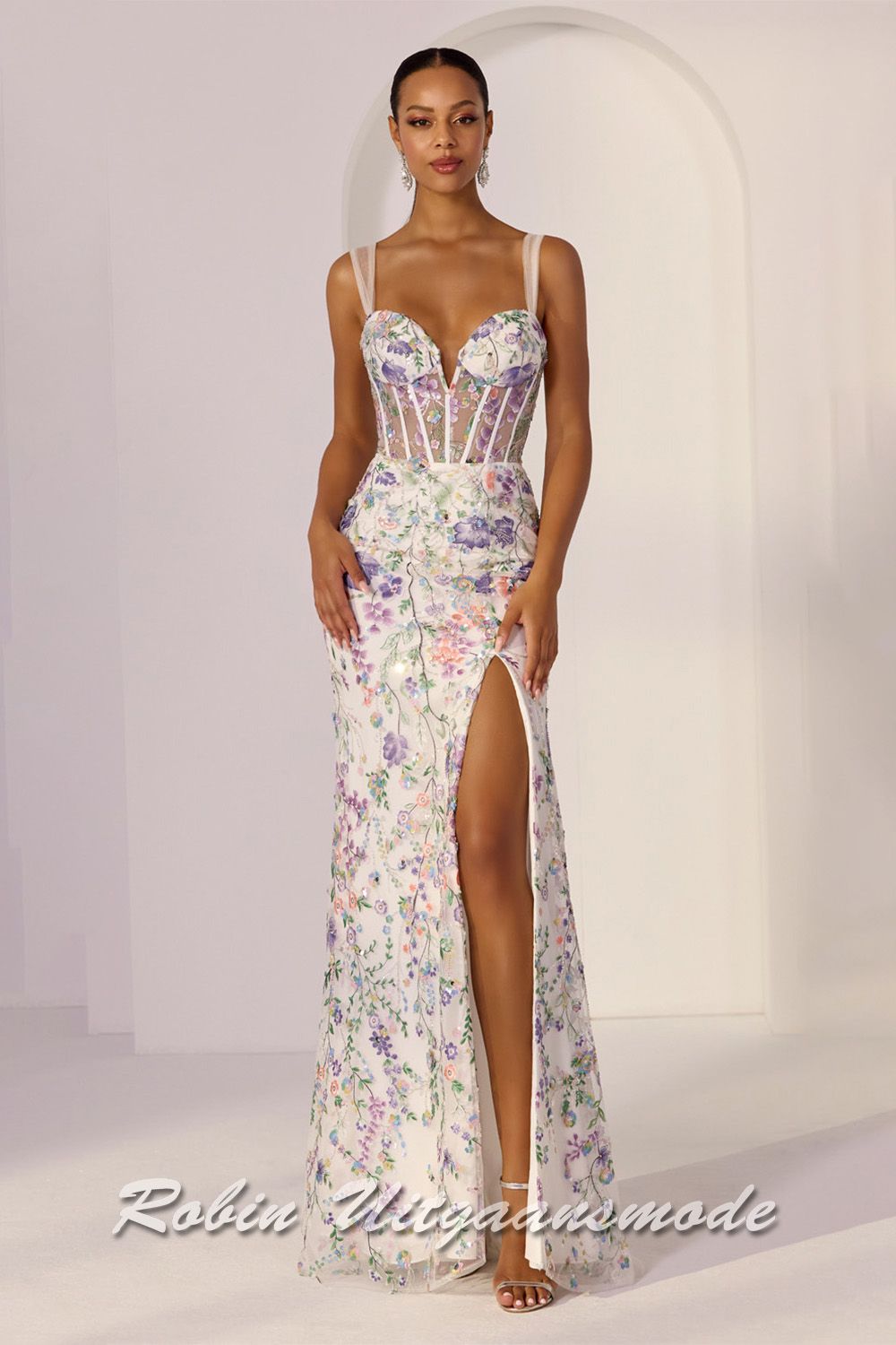 Ivoorkleurige galajurk volledig versierd met geborduurde bloemen, pailletten, een korset lijfje met diep uitgesneden bustelijn, lange rok met hoge split