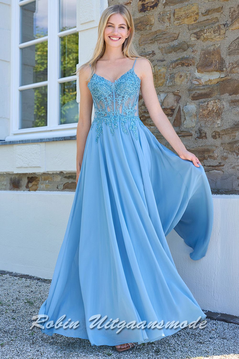 Galajurk met kanten top versierd met kralen, een semi transparante taille met korset baleinen en een chiffon rok met split, in het blauw en zwart gedragen door modellen