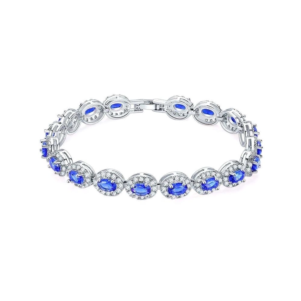 Starlet armband met saffierblauwe zirkonia kristallen, gedragen door een model
