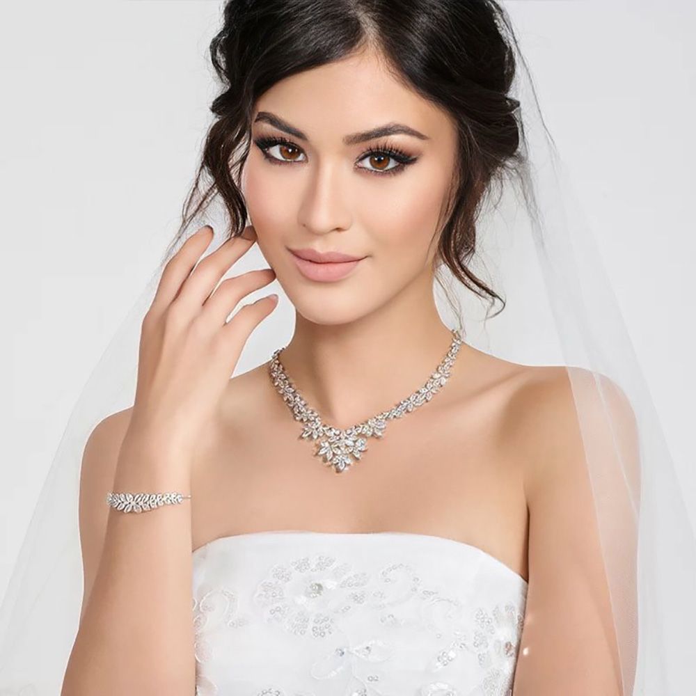 Luxe glamour ketting en oorbellen set, gedragen door een bruid