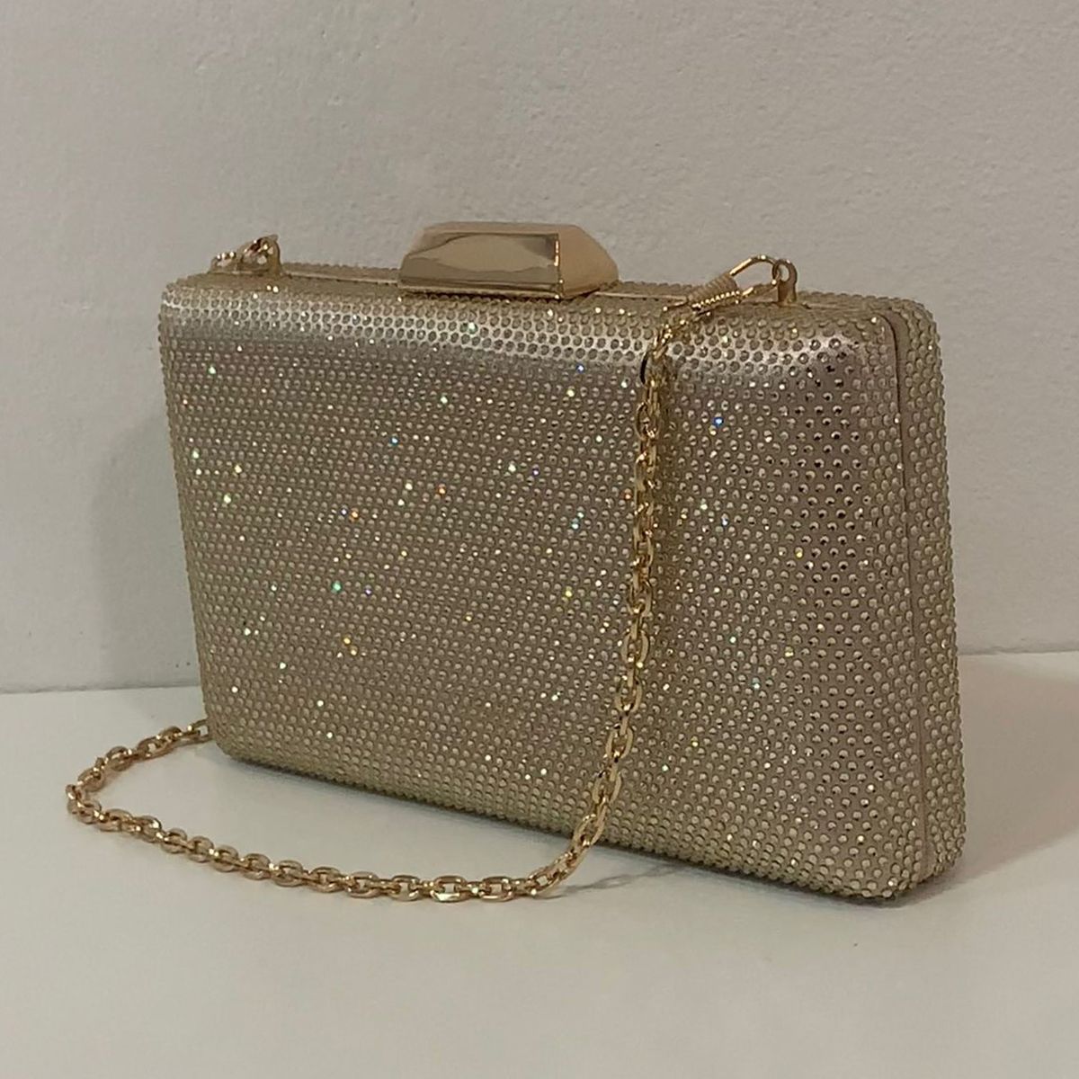 Goudkleurige glamour clutch in recht model met kristallen