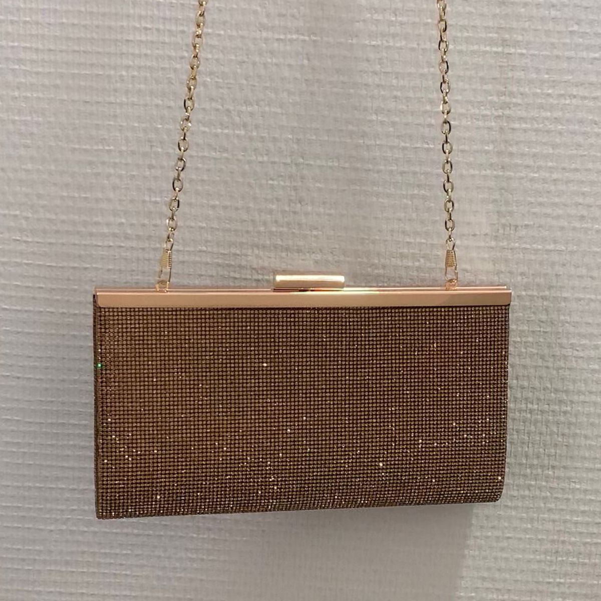 Bronskleurige galatasje volledig bedekt met fijne kristallen, hangend aan de ketting