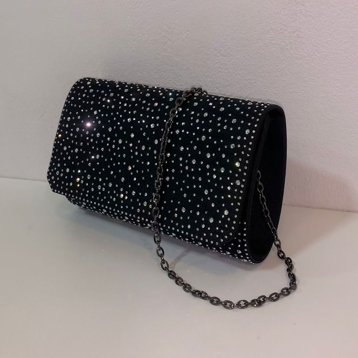 Zwarte envelop clutch met sprankelende kristallen