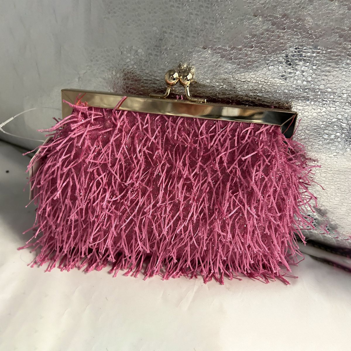 Roze Fringe clutch met goudkleurige sluiting