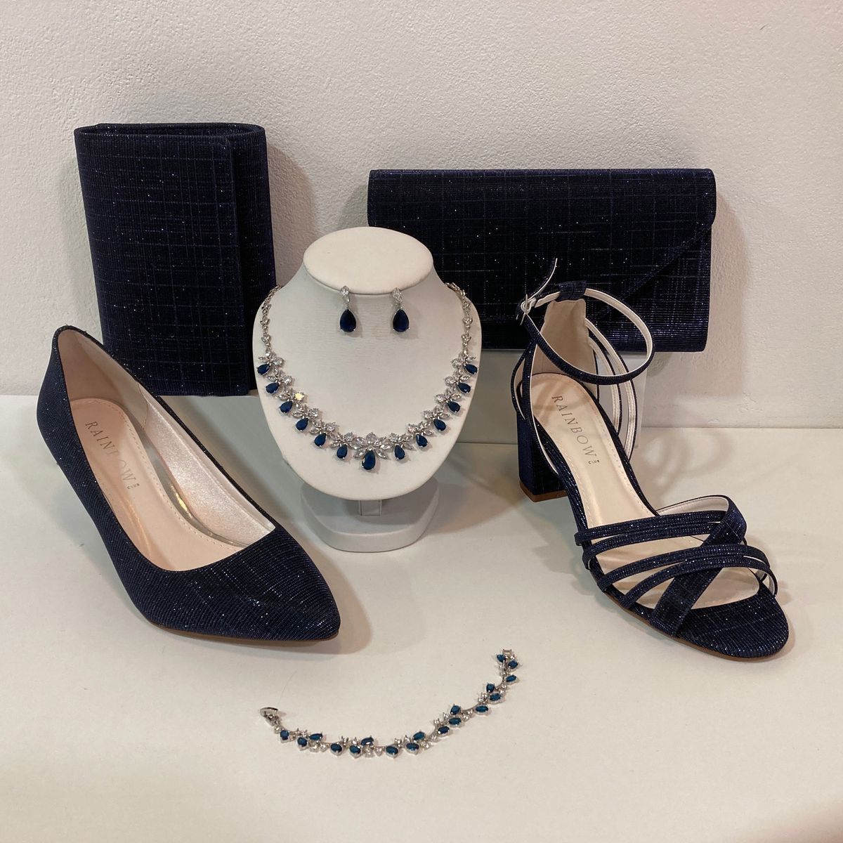 Navy blauwe glamour accessoires voor bij je jurk, pumps, sandaaltjes met blokhak, avondtasjes en blauwe sieradenset