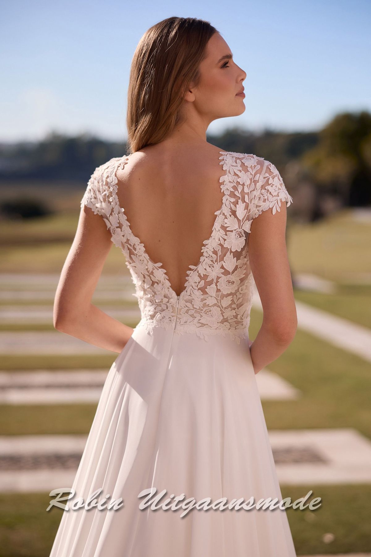Lage rug van de Romantische A-lijn bruidsjurk met kanten lijfje met boothals, kapmouwtjes en chiffon rok met ronde sleep