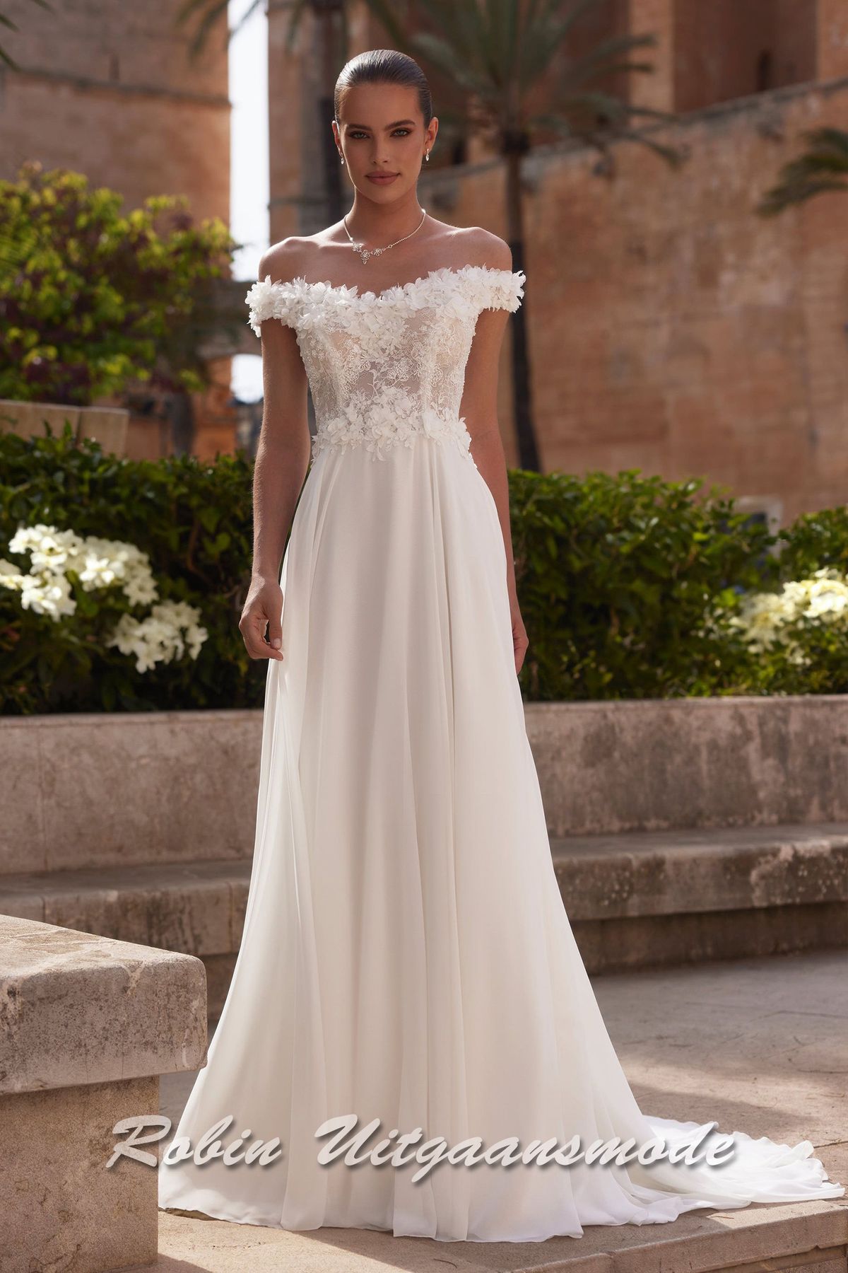 Off-shoulder trouwjurk met kanten lijfje,  een bloemen versierde halslijn, sluikvallende chiffon rok met semi lange sleep