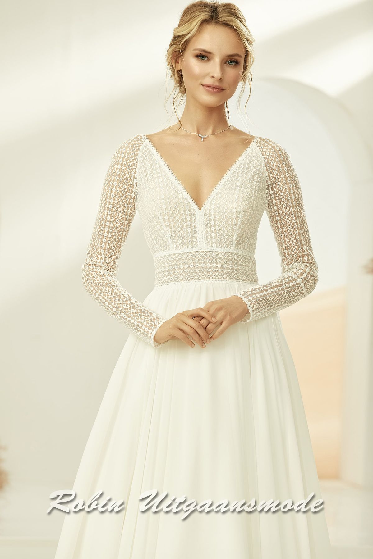 Close up van de Lange mouwen trouwjurk met boho-kant en chiffon rok met sleep
