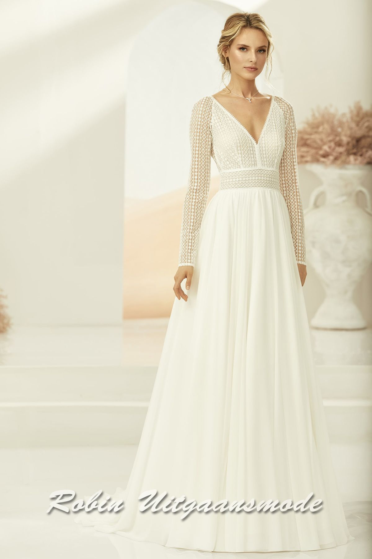 Lange mouwen trouwjurk met boho-kant, brede V-hals en wijd uitlopende chiffon rok met sleep