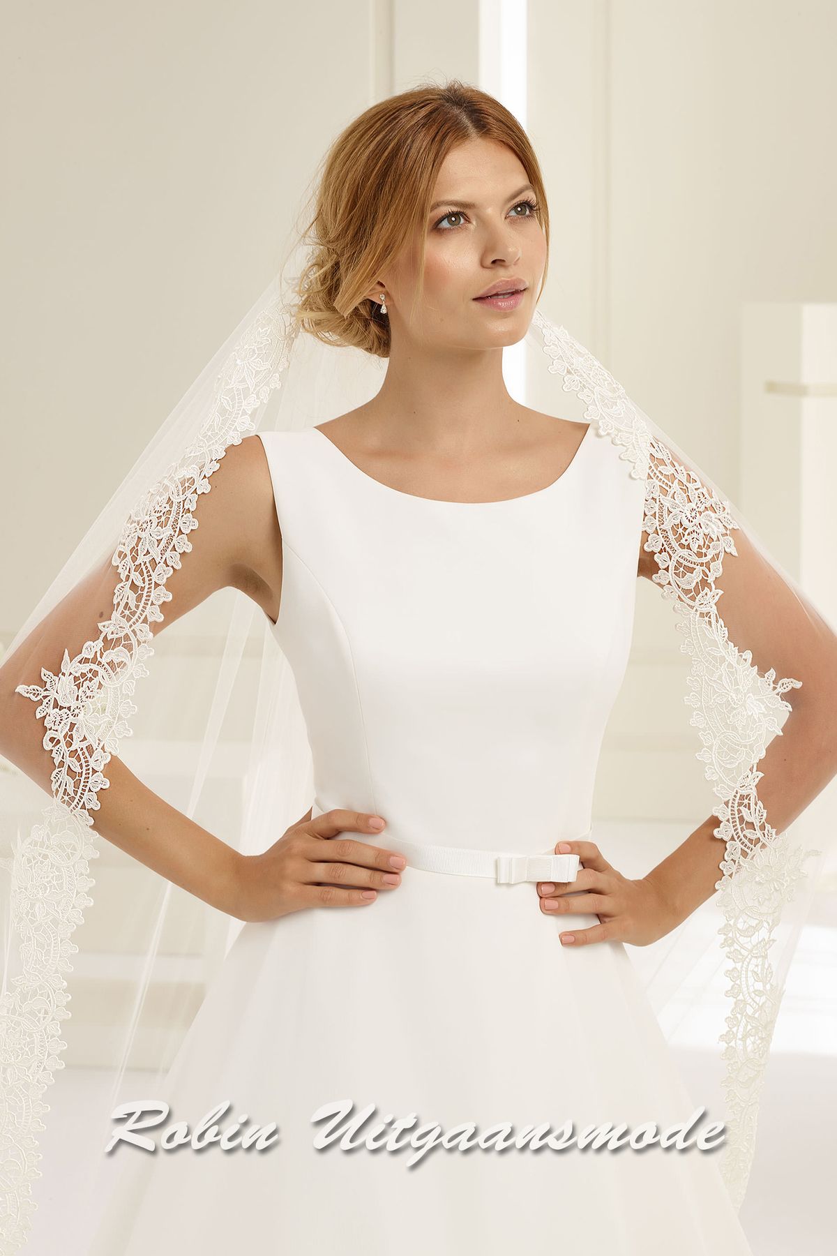 Close up van de Plus size trouwjurk met A-lijn rok en boothalslijn