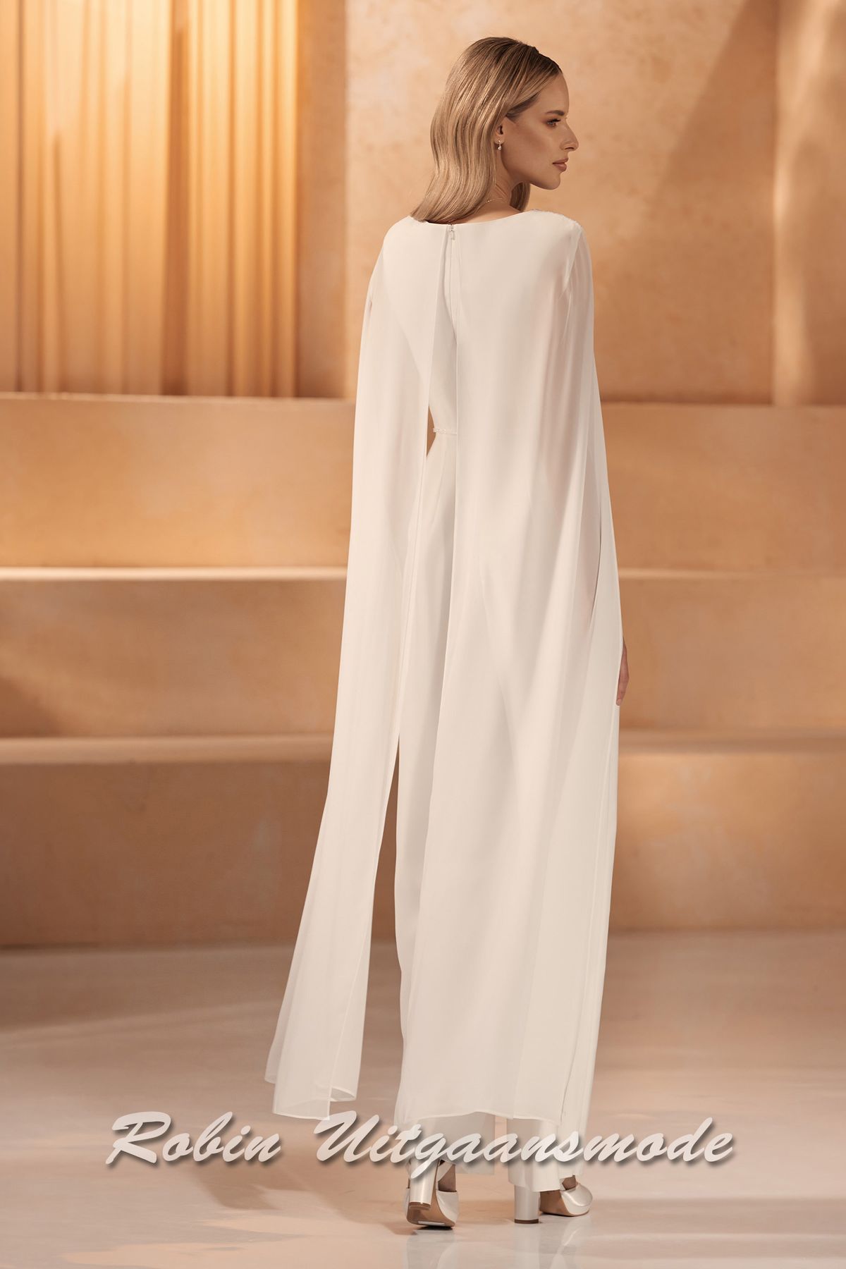 Achterkant van de Bruid jumpsuit met V-hals en lange cape-mouwen