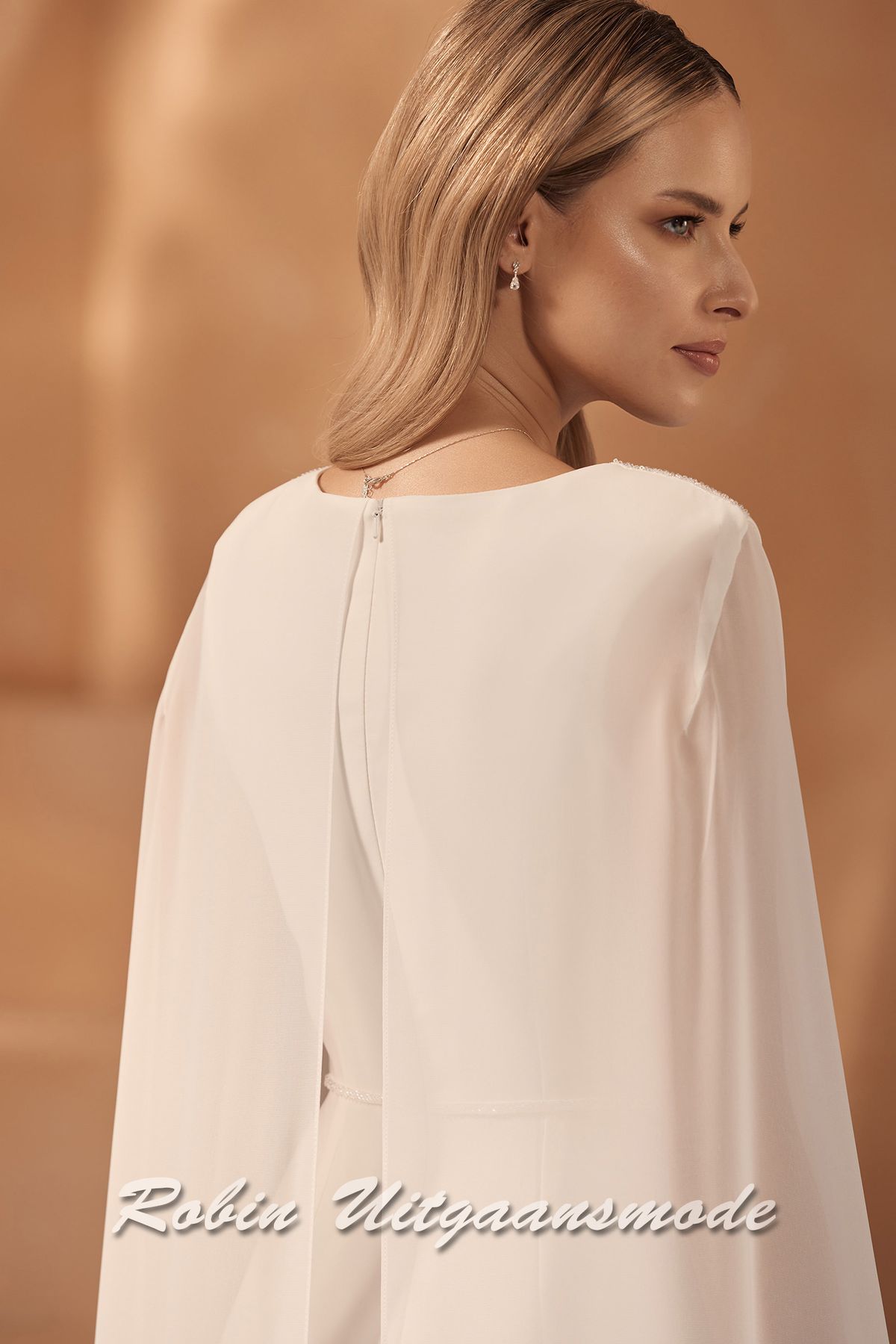 Rugpand van de Bruid jumpsuit met V-hals en lange cape-mouwen