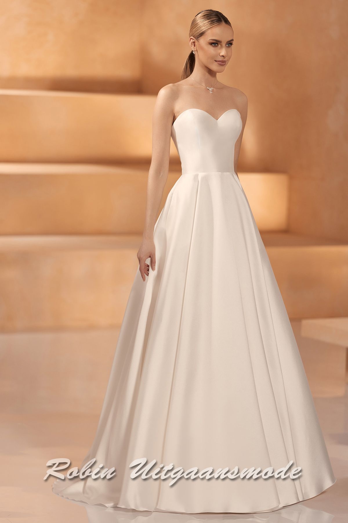 Zijaanzicht van de Strapless trouwjurk met heartshape top en A-lijn rok