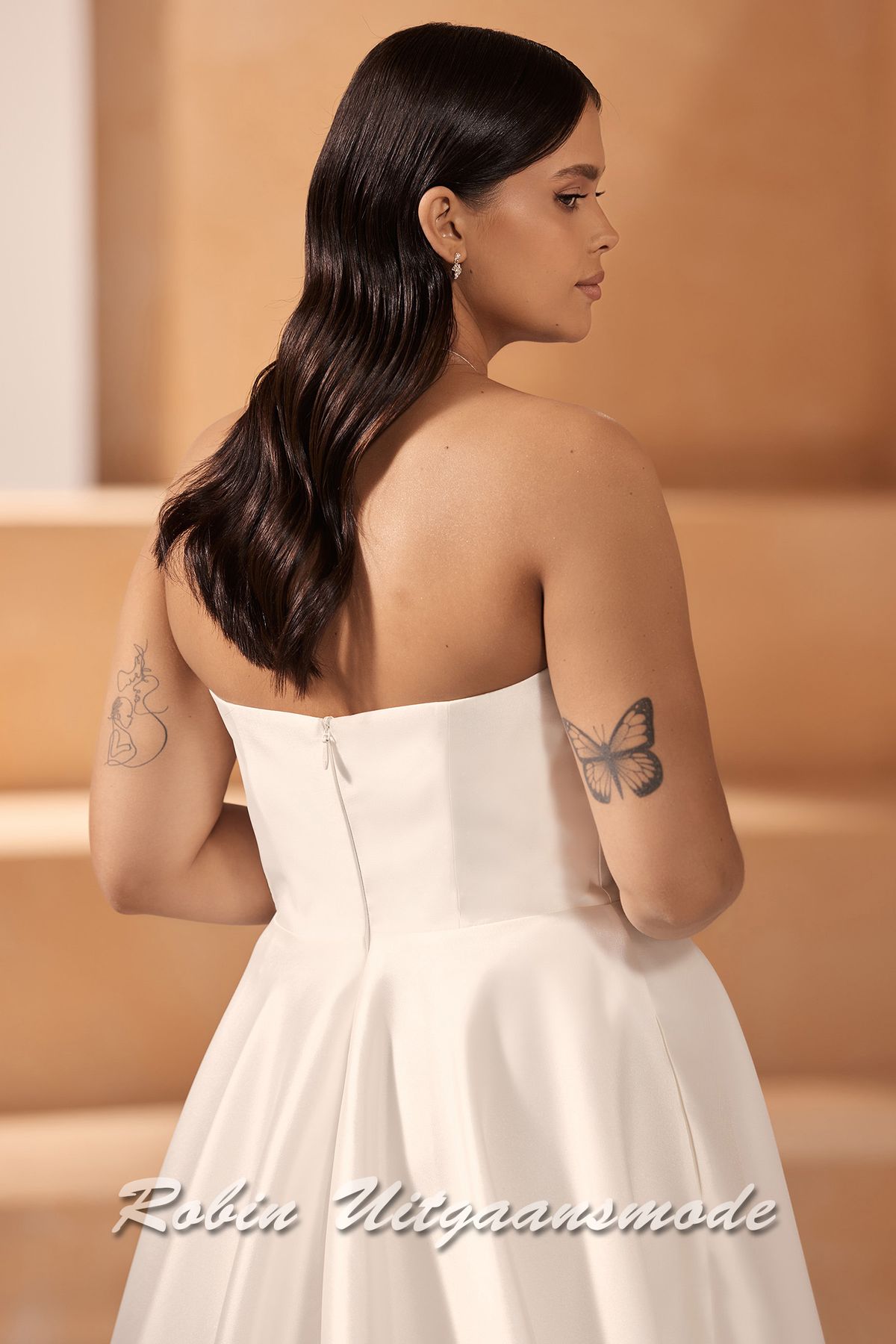 Close-up van het rugpand van de Strapless trouwjurk met heartshape top, in een plus size maat