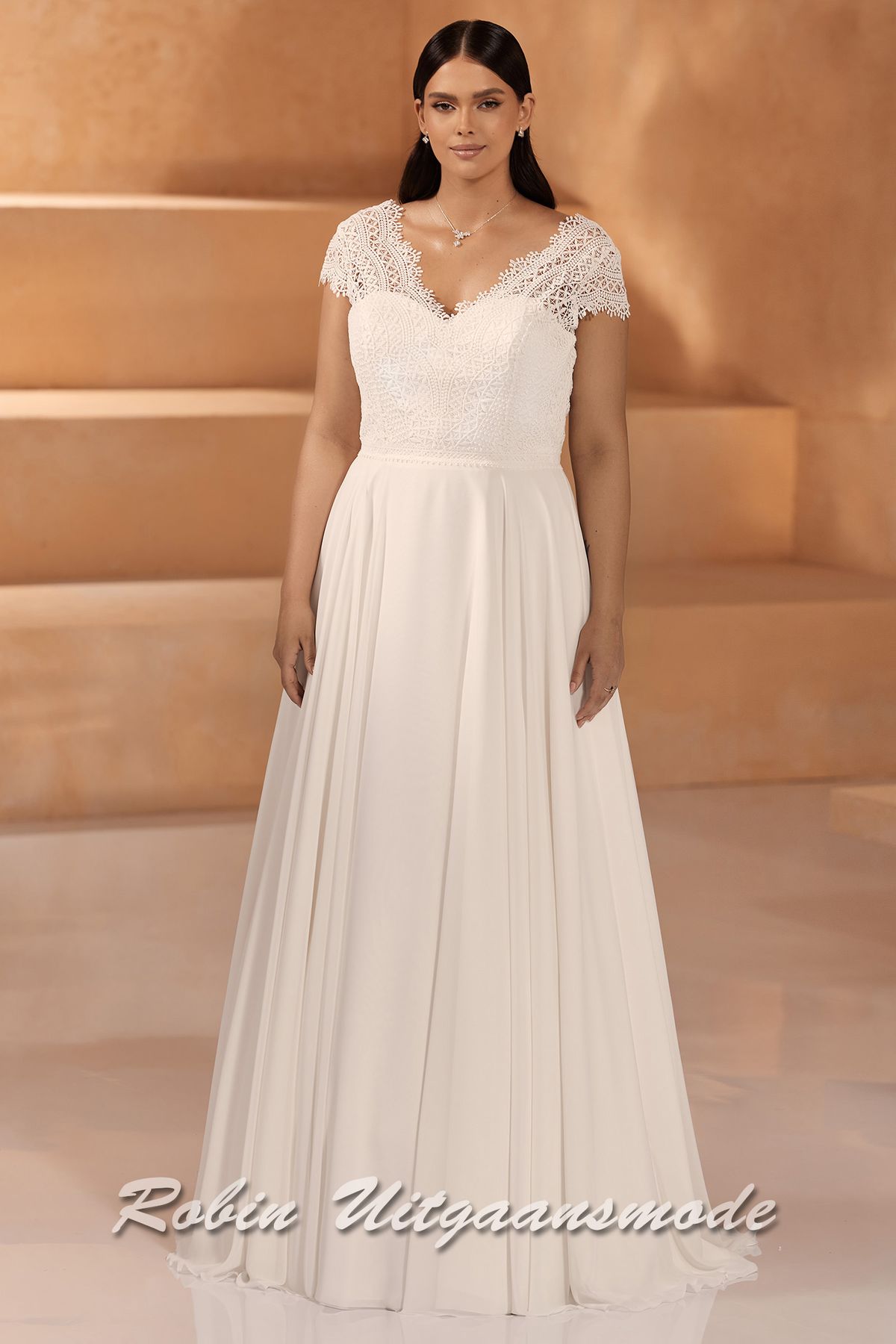Plus size trouwjurk met kanten V-hals, bedekte schouders met kleine mouwtjes en een chiffon rok met sleep