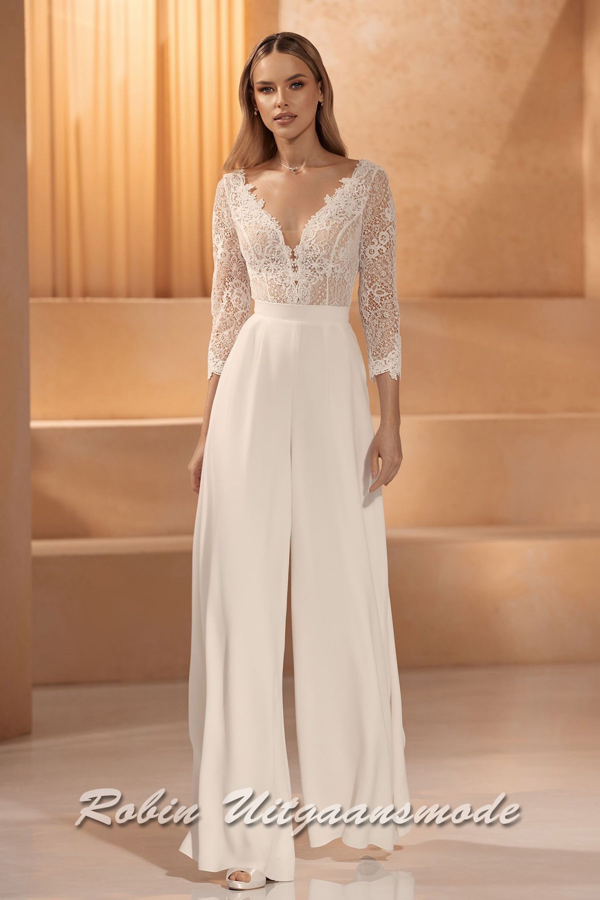 Bruid jumpsuit met semi-transparante kanten lijfje, ¾ mouwen, diepe V-hals en broek met wijde pijpen