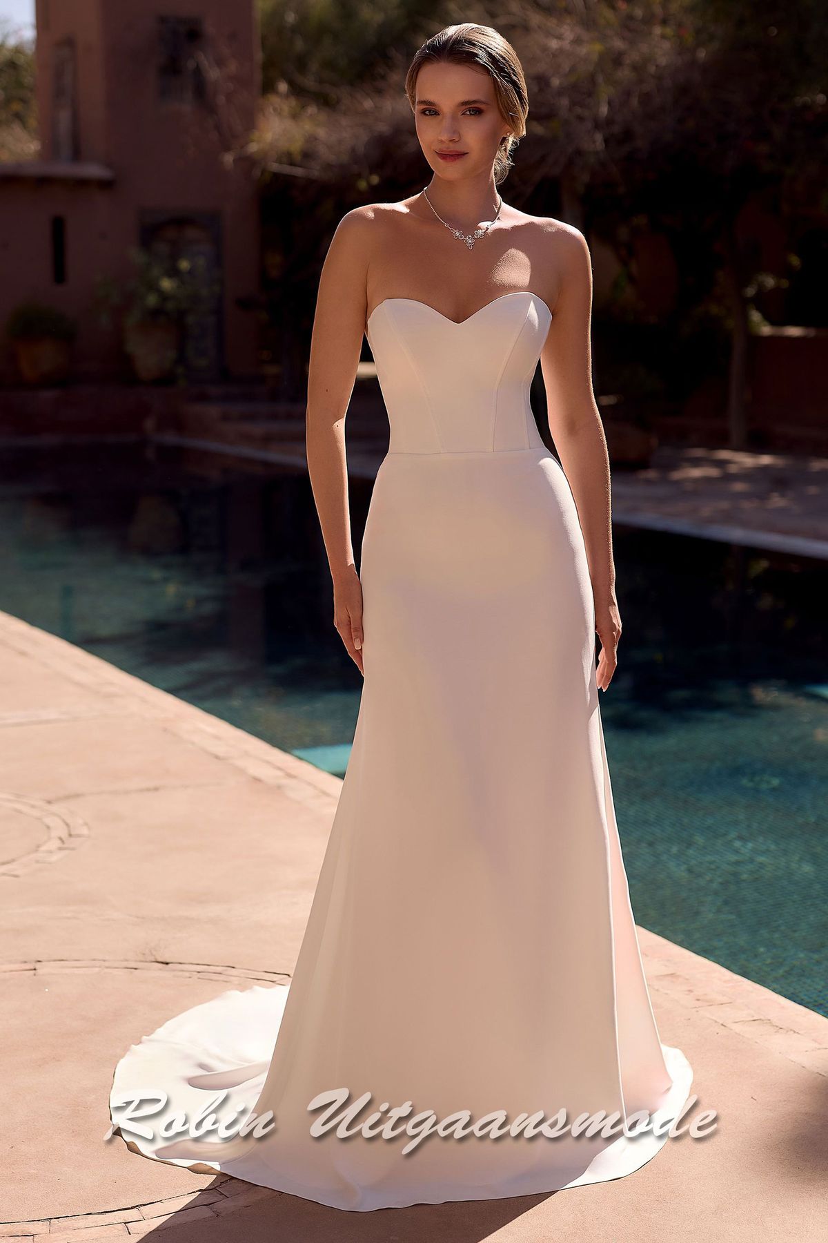Strapless trouwjurk met hartvormige buste, een A-lijn rok iets wijd uitlopende vanaf het dijbeen en rondlopende sleep