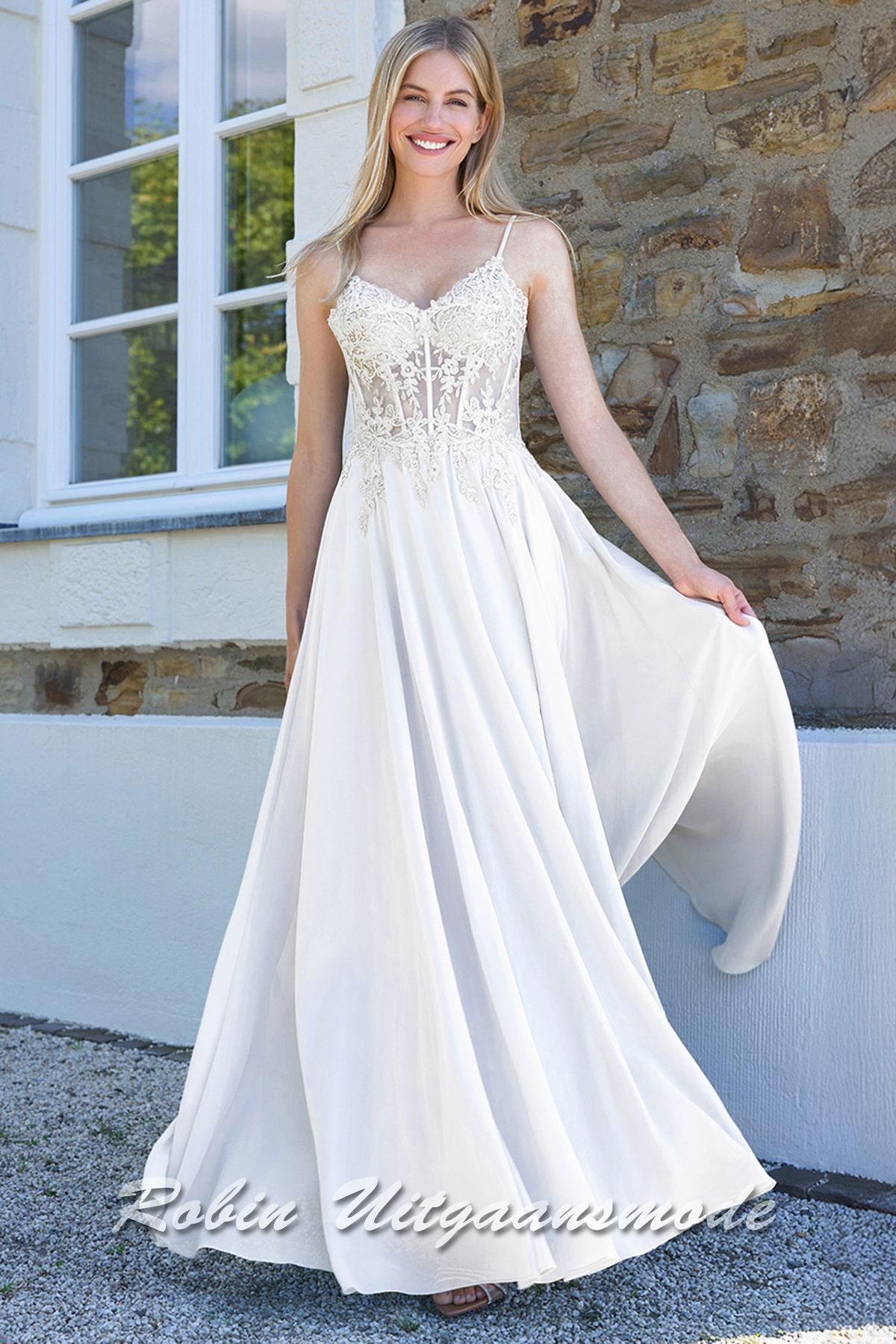 Bruidsjurk met kanten top versierd met kralen, een semi transparante taille met korset baleinen en een chiffon rok met split