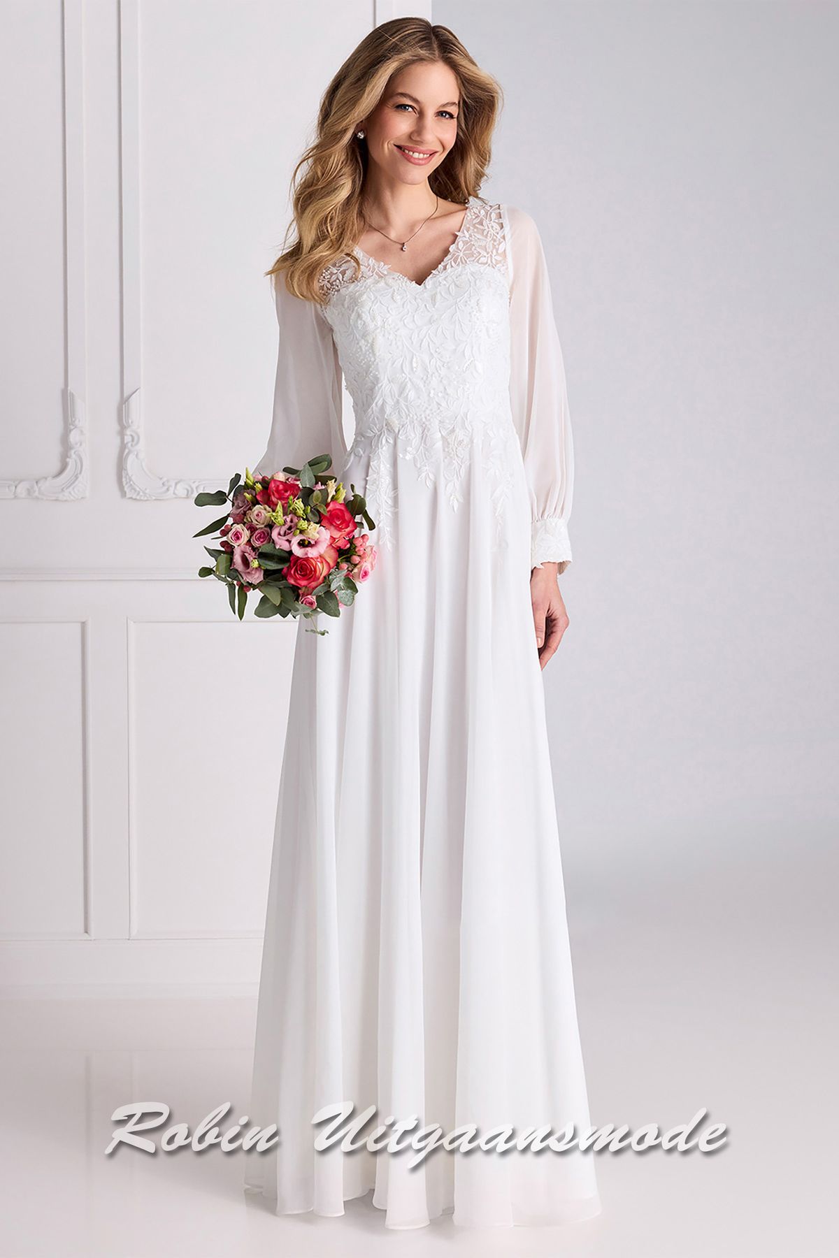 Ivoorkleurige trouwjurk met lange chiffon mouwen, een kanten lijfje met bescheiden V-hals, bedekte schouders en geplooide chiffon rok
