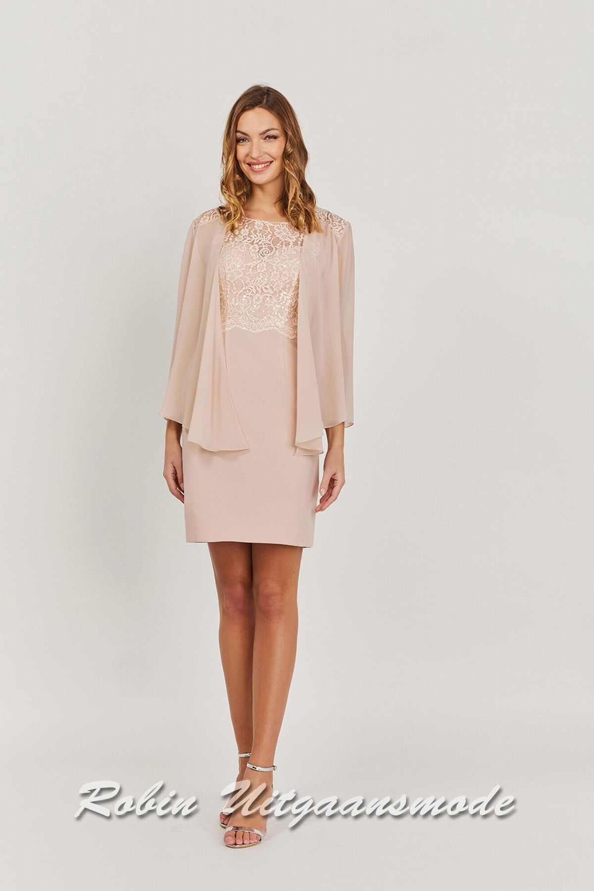 Taupe recht avondjurkje met boothals, ontblote schouders, lijfje van kant met pailletten en een chiffon jasje