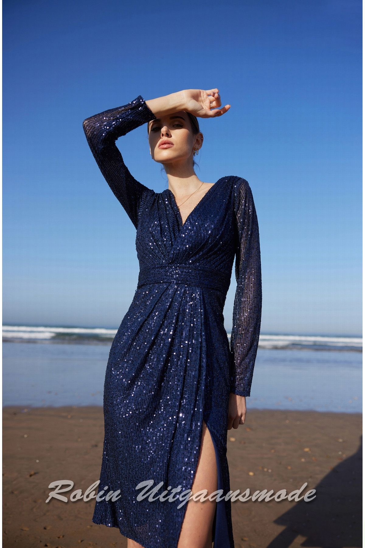 Close-up van de navy blauwe Glitter cocktailjurk met lange mouwen en V-hals