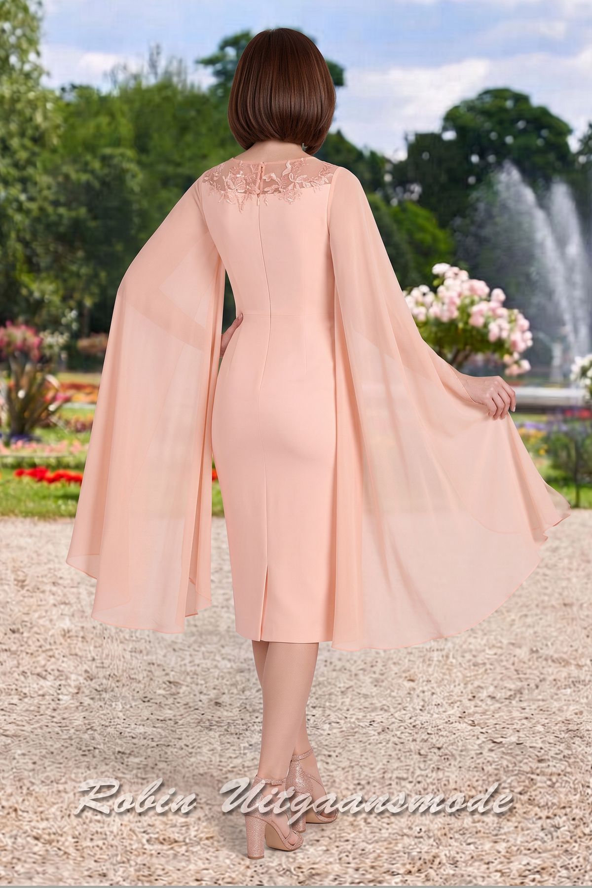 Achterkant van de blush roze korte avondjurk met boothals en cape mouwen