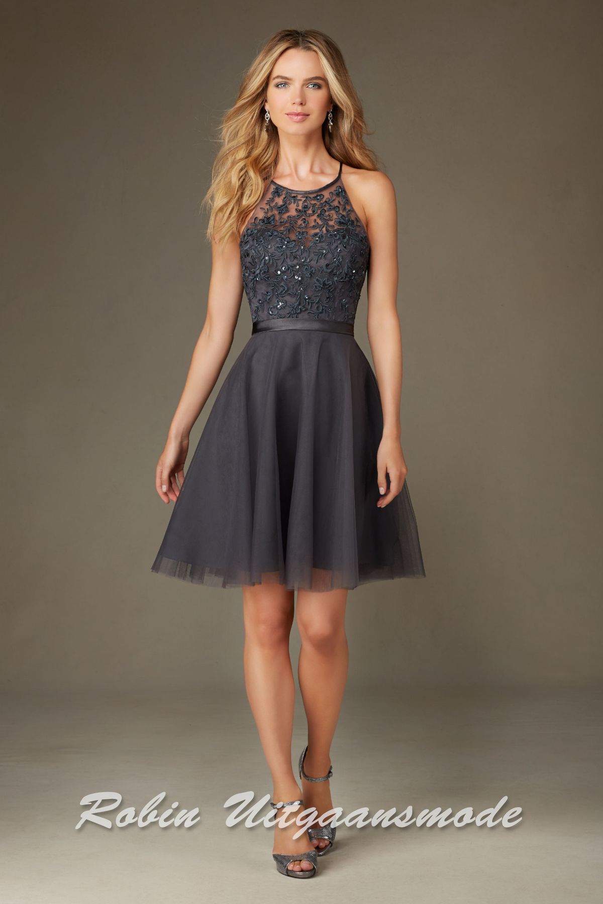 Antracietgrijs cocktailjurkje met tule rok, kanten bovenlijfje en satijnen tailleband