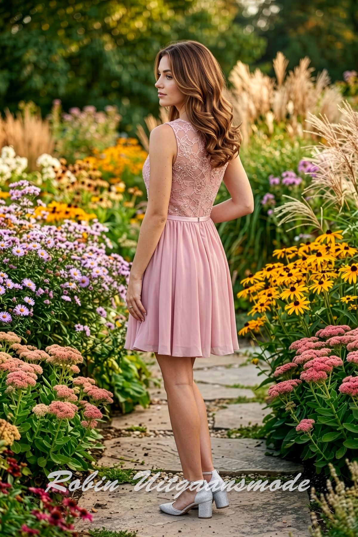 Achterkant van de Lichtroze Korte galajurk met kant bedekt heartshape lijfje, een boothalslijn en chiffon rok