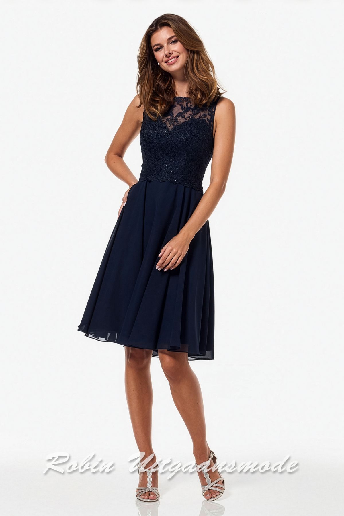 Korte navy blauwe avondjurk met kanten lijfje, een boothalslijn, blote schouders en een chiffon rok tot op de knie