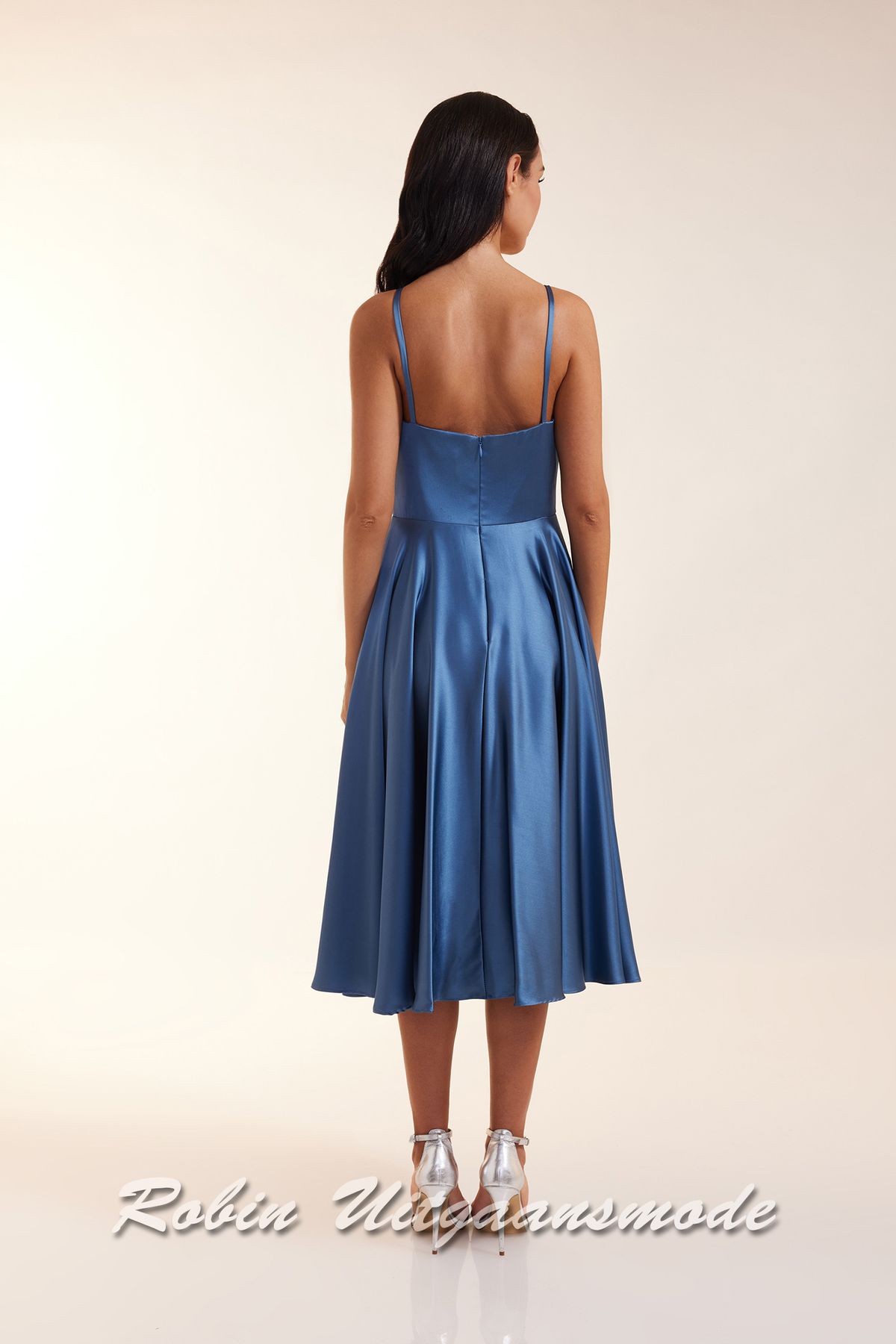 Achterkant van de Aqua blauwe midi avondjurk met geplooide top, een heartshape halslijn, smalle bandjes en een zwierige rok met plooien tot over de knie