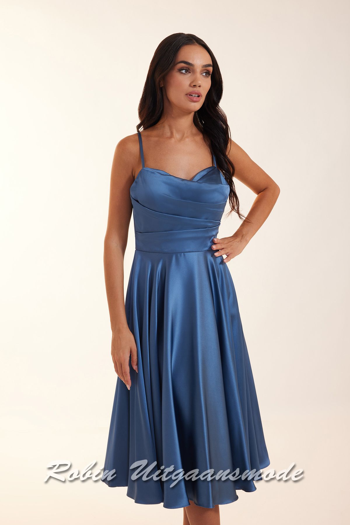 Close-up van de Aqua blauwe midi avondjurk met geplooide top, een heartshape halslijn, smalle bandjes en een zwierige rok met plooien tot over de knie