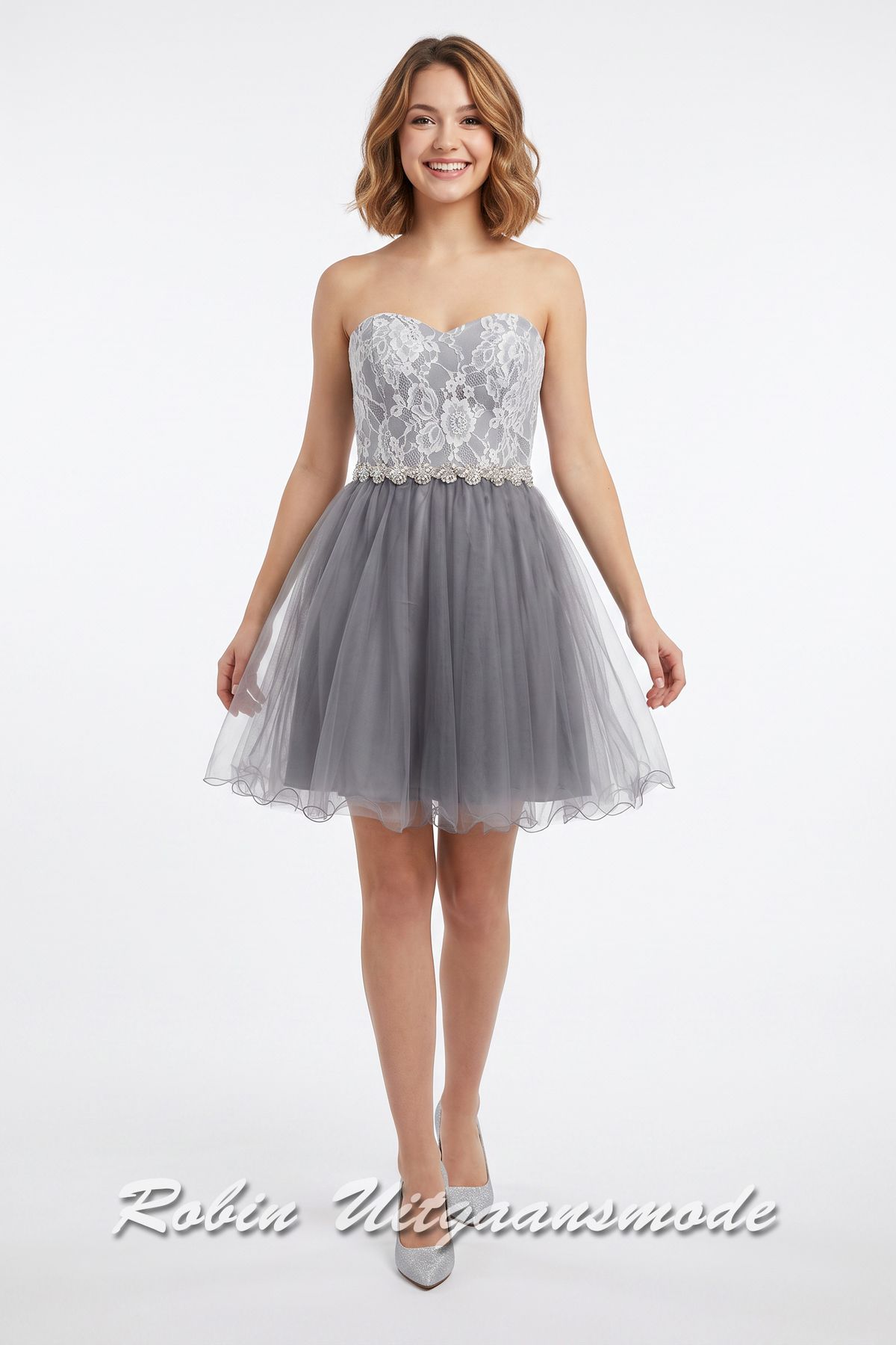 Feestelijk zilvergrijze cocktailjurkje met hartvormige strapless top en rokje met meerdere zwierige tule laagjes.