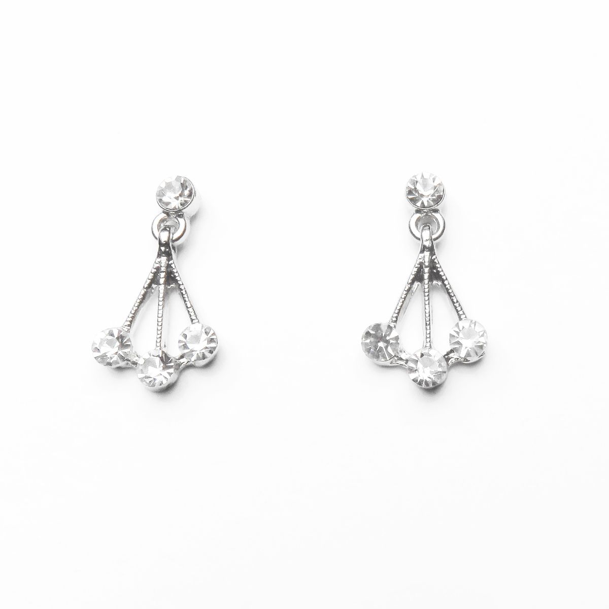 Zilverkleurige oorhangers met swarovski steentjes aan de drie vertakkingen