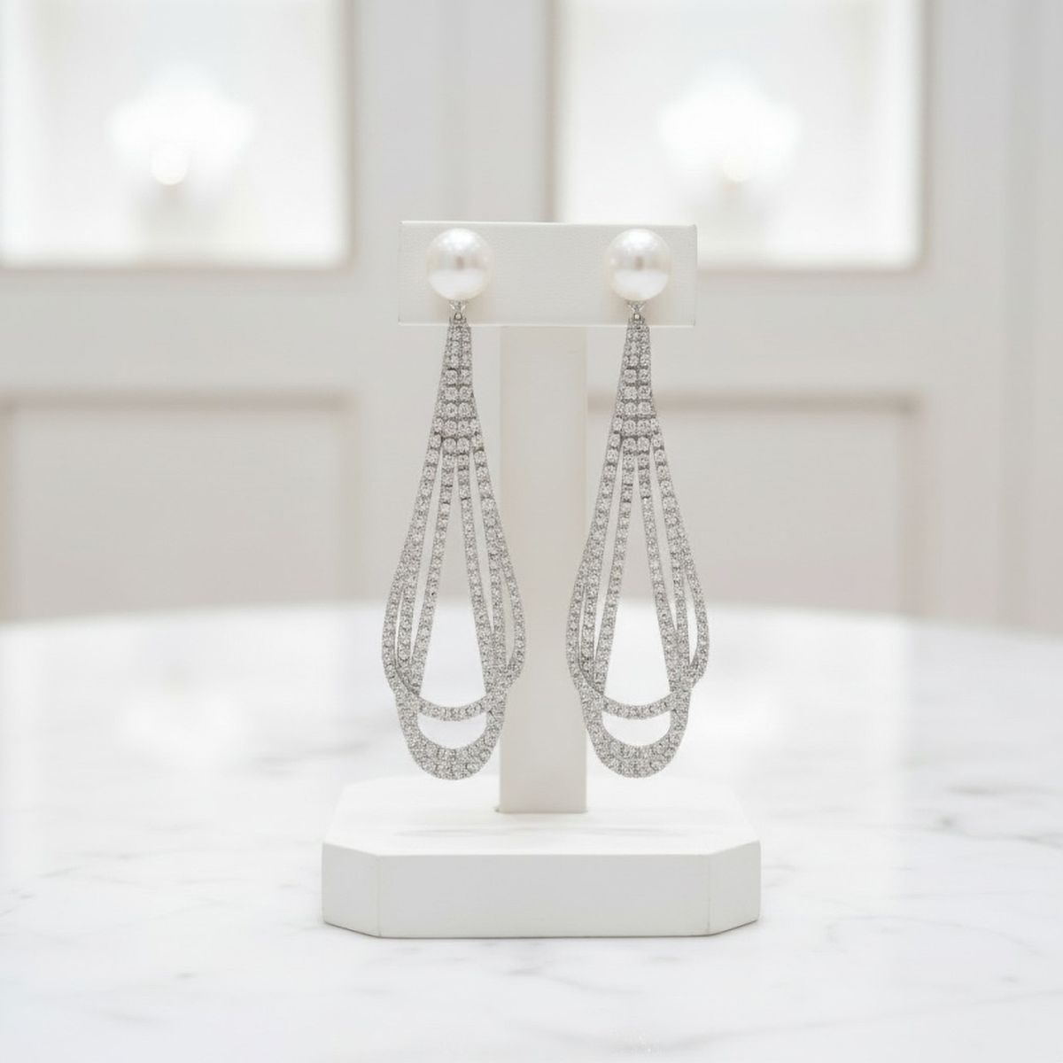 Diva oorbellen met parel knop en sprankelende loops
