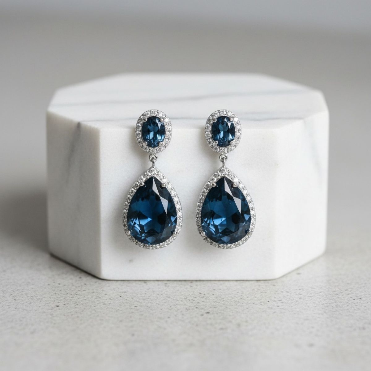 Starlet stijl oorbellen met geslepen blauwe kristallen