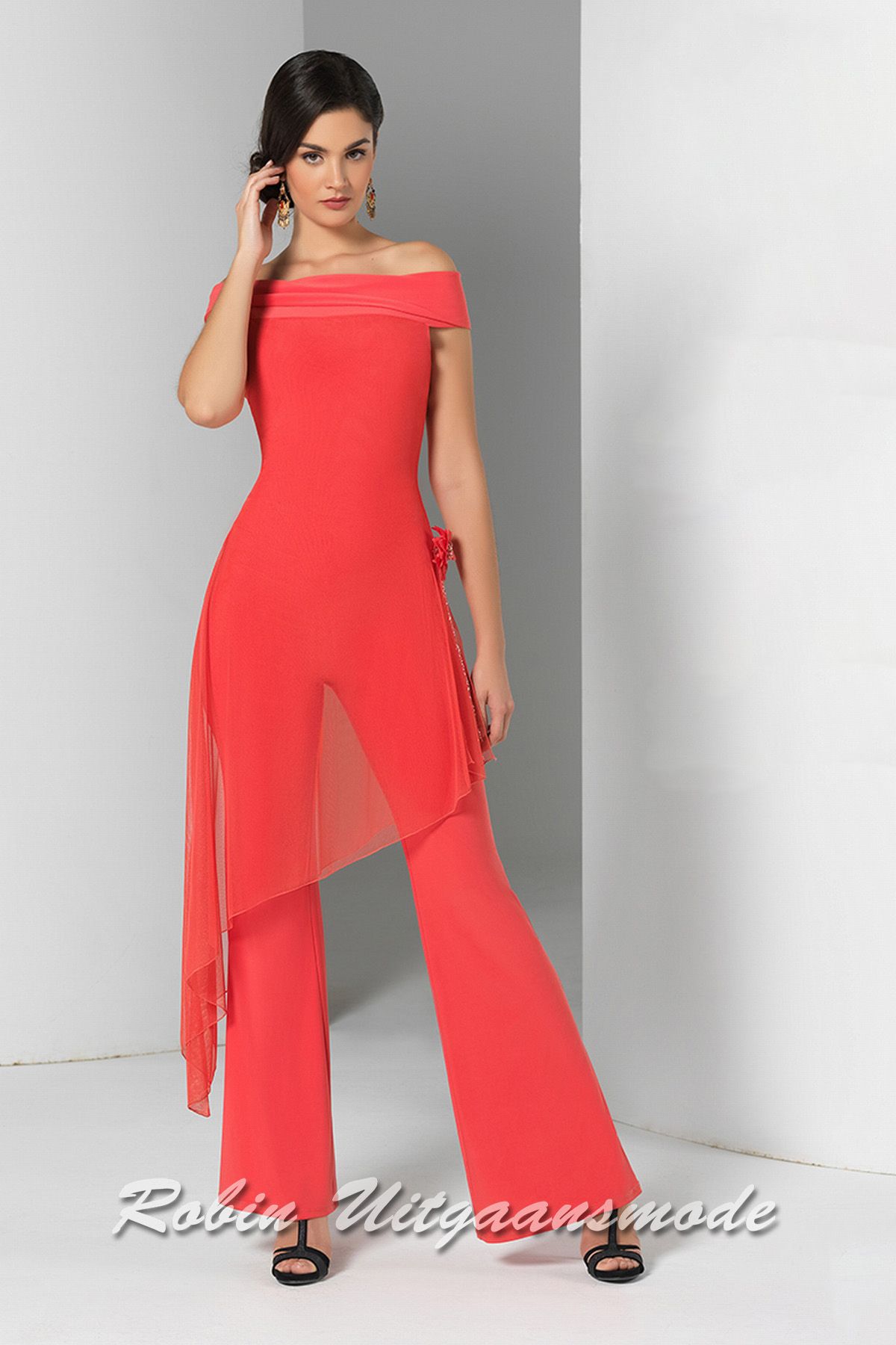Koraalkleur Gala broekpak met asymmetrisch lijfje en off-shoulder halslijn