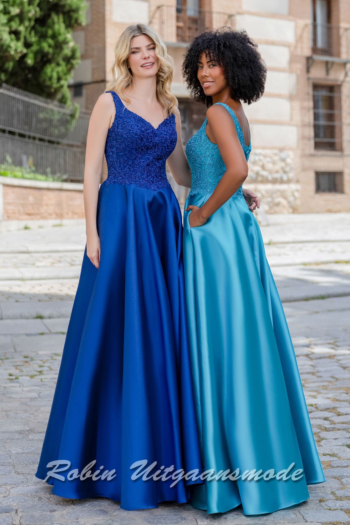Aqua-blauwe en royal blauwe A-lijn avondjurk met heartshape halslijn, een versierd lijfje met borduursels en kralen