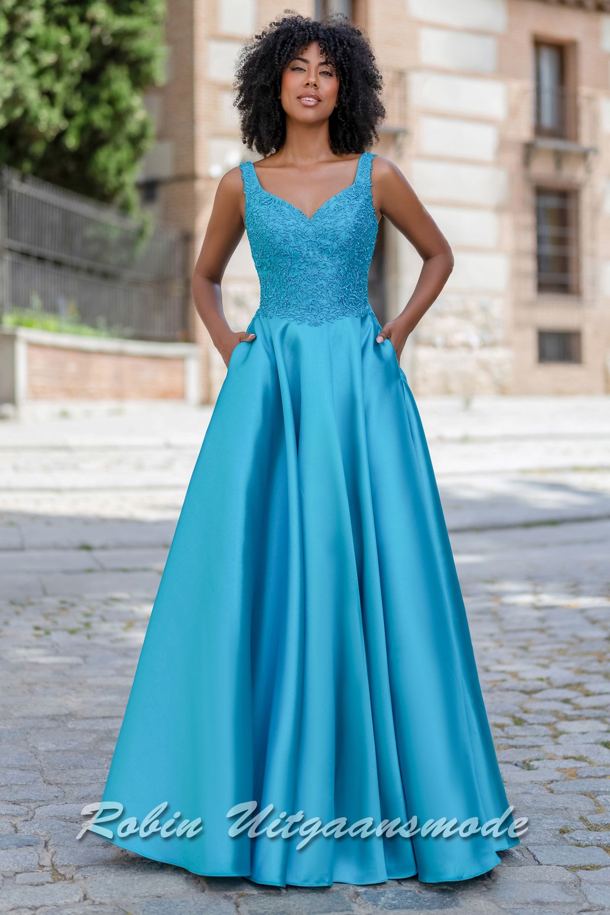 Aqua-blauwe A-lijn avondjurk met heartshape halslijn, een versierd lijfje met borduursels en kralen