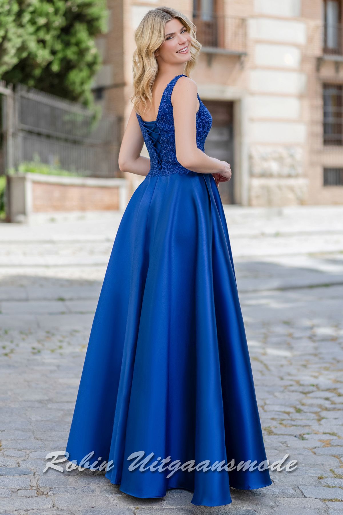 Achterkant van de Royal blauwe A-lijn avondjurk met heartshape halslijn, een versierd lijfje met borduursels en kralen