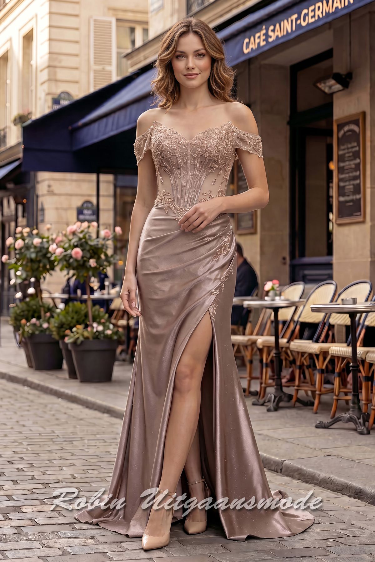 Goudkleurige off-shoulder avondjurk met een korsetlijfje met kanten applicaties en schuingesneden rok met sexy split en een korte sleep