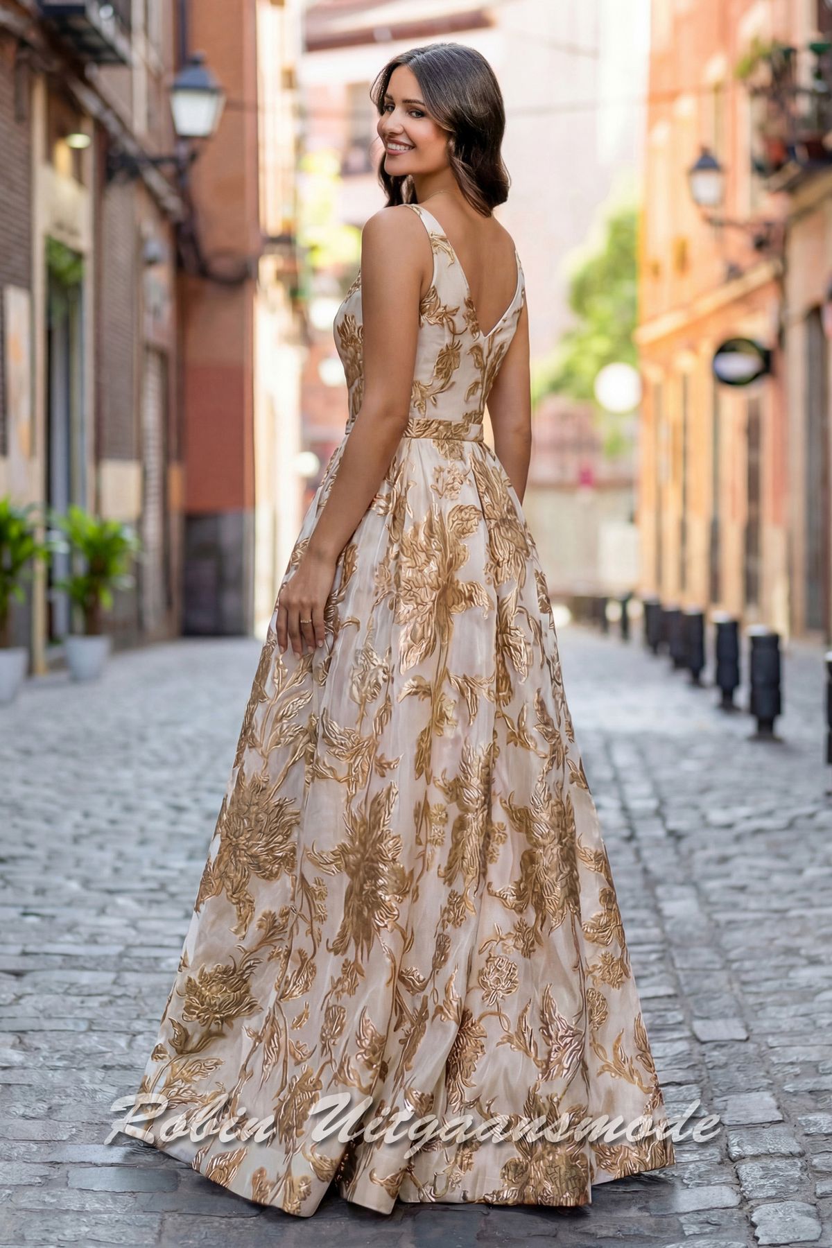 Achterkant van de A-lijn brocade avondjurk met champagne goudkleurige bloemenpatroon, een V-hals en smalle tailleband