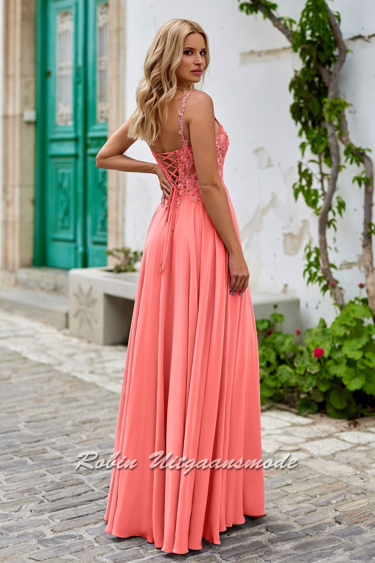 Achterkant met vetersluiting van de roze Chiffon galajurk met kanten lijfje en bescheiden split