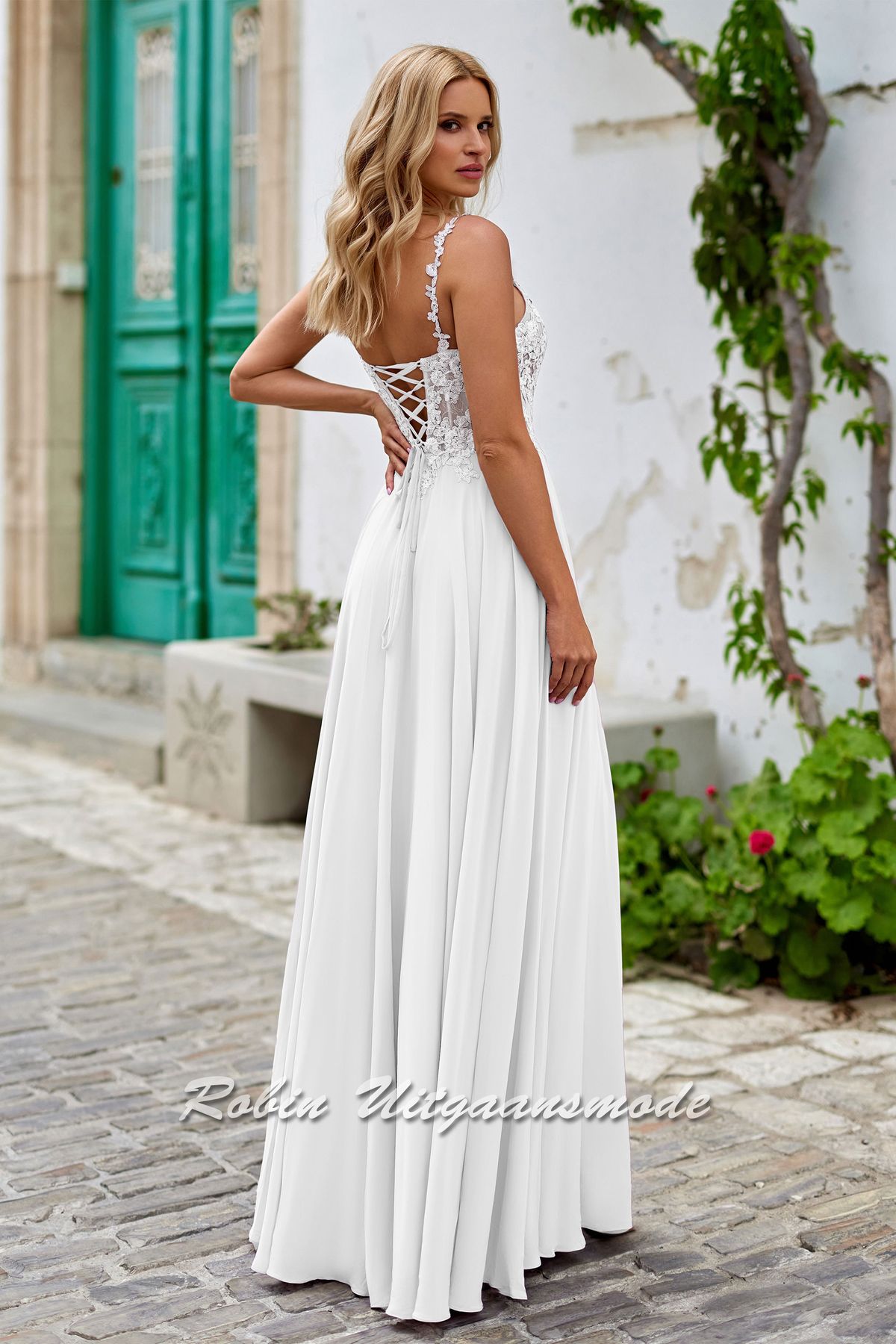 Achterkant van de witte Chiffon galajurk met kanten lijfje, vetersluiting en split
