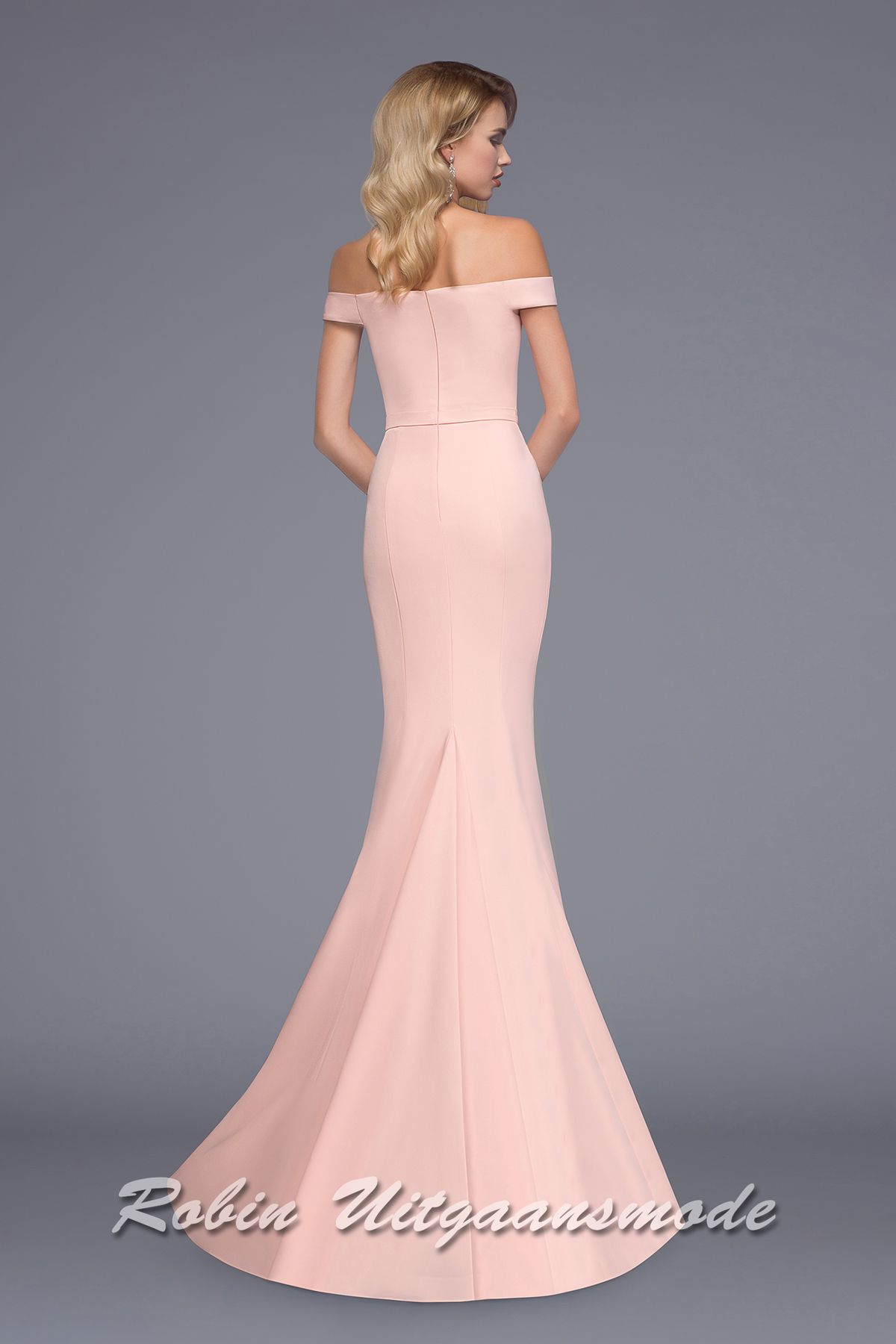 Achterzijde van de Off-shoulder galajurk met zeemeermin rok en sleep