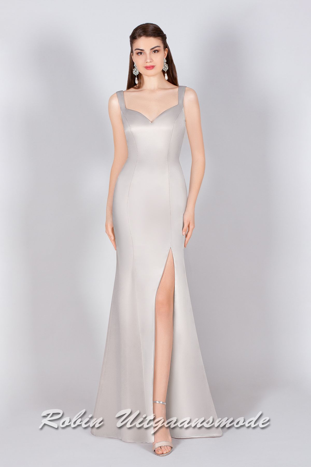 Avondjurk met hoge split, een hartshape halslijn