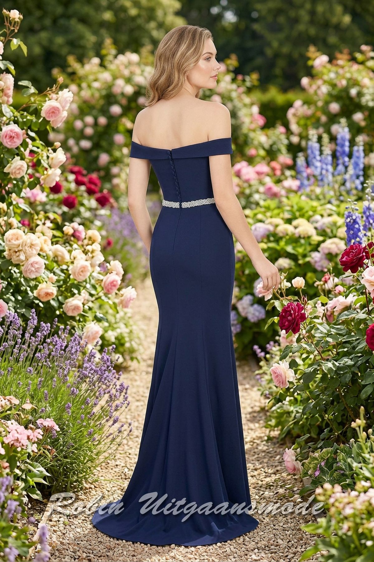Achterkant van de Strapless navy blauwe galajurk met afhangende schouderbanden